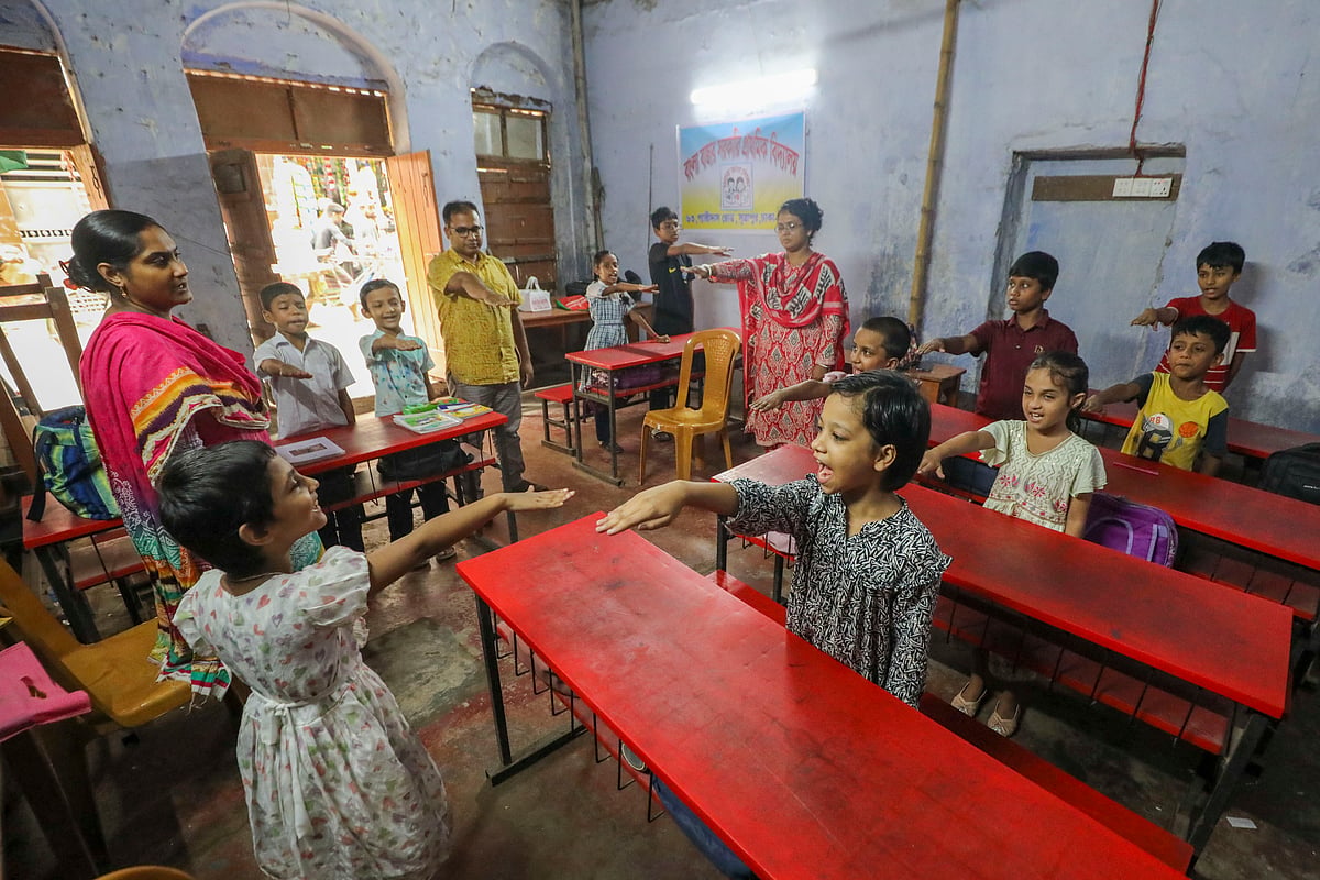 একমাত্র কক্ষেই প্রাত্যহিক সমাবেশে অংশ নিচ্ছে বাংলাবাজার সরকারি প্রাথমিক বিদ্যালয়ের শিক্ষার্থীরা। 