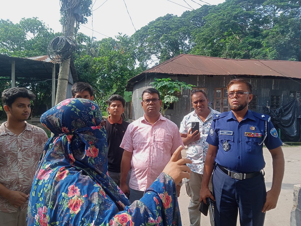 স্বর্ণালংকার-টাকা লুট হয়নি, ঘরের বাইরে পাওয়া গেল দুটি মুঠোফোন