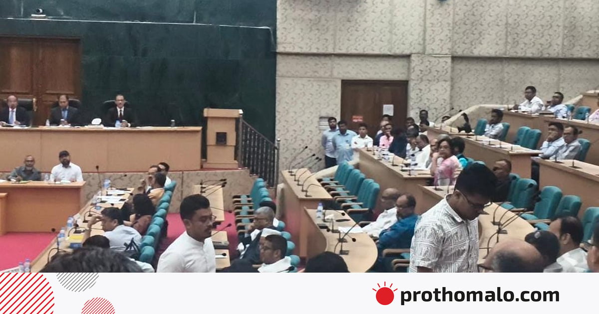 ঢাবির সিনেট অধিবেশনে শেখ পরিবারের ৫ স্থাপনার নাম পরিবর্তন না করায় ডাকসুর ‘ওয়াকআউট’ ঢাবির সিনেট অধিবেশনে শেখ পরিবারের ৫ স্থাপনার নাম পরিবর্তন না করায় ডাকসুর ‘ওয়াকআউট’