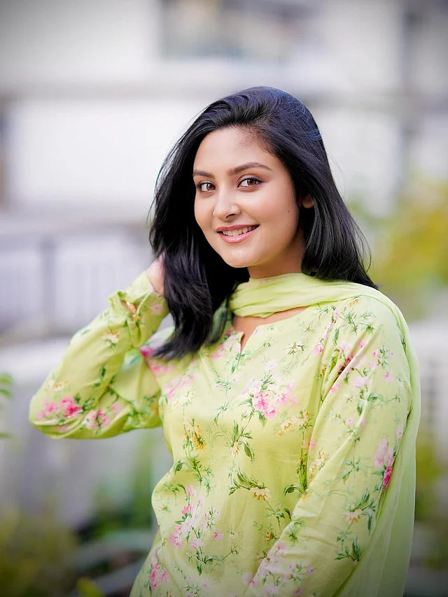 ফ্লোরাল প্রিন্টের সবুজ সালোয়ার-কামিজের এই স্নিগ্ধ লুকে তাঁকে লাগছে অনবদ্য।  খোলা চুল, হালকা ন্যাচারাল মেকআপ এবং একটি ছোট্ট নাকফুল তাকে বেশ আকর্ষণীয় করে তুলেছে। 