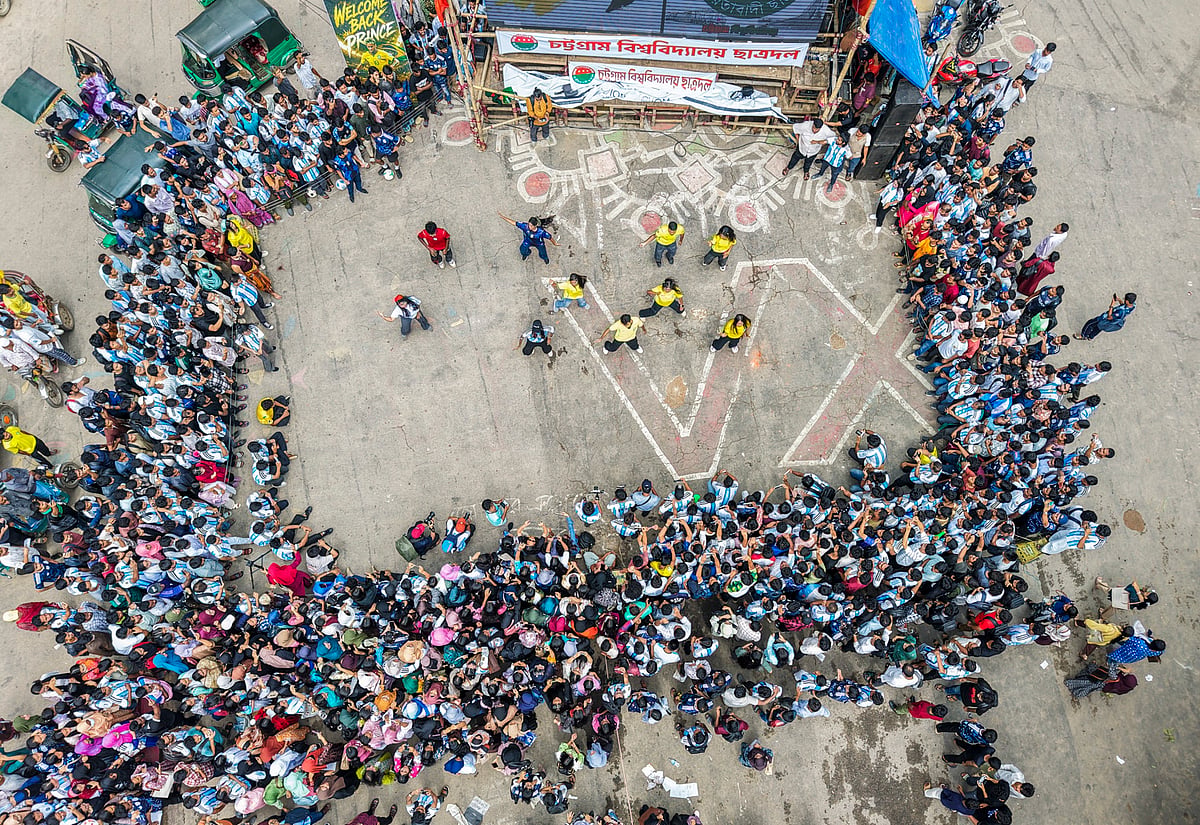ক্যাম্পাসের শহীদ মিনার এলাকায় চলছে বিশ্বকাপের ফ্ল্যাশমব