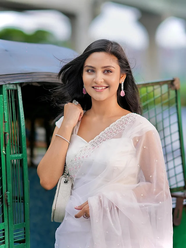 সাদা শাড়িতে যেন শুভ্র আবেদন কাড়ছেন এই সুন্দরী