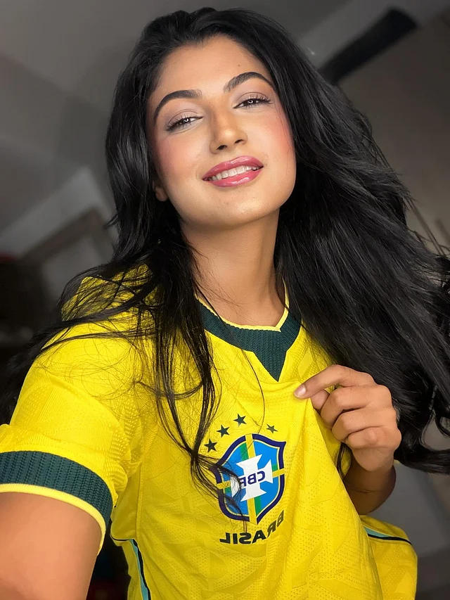 পিংক গ্লসি লিপস্টিক, খোলা চুল আর ডেনিম জিন্সের এই ক্যাজুয়াল স্টাইলে তিনি প্রকাশ করছেন ব্রাজিলের প্রতি ভালোবাসা 
