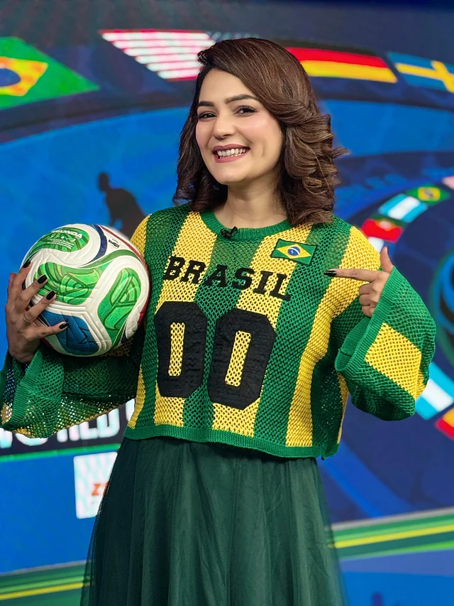 হলুদ-সবুজ স্টাইলিশ টপ আর সবুজ স্কার্টের ট্রেন্ডি লুকে নজর কেড়েছেন জনপ্রিয় উপস্থাপিকা ও মডেল মৌসুমি মৌ। 