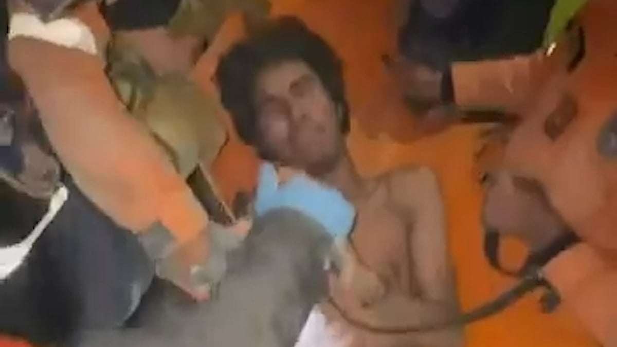 ভেনেজুয়েলায় ১০৬ ঘণ্টা পর ধ্বংসস্তূপ থেকে যুবক উদ্ধার
