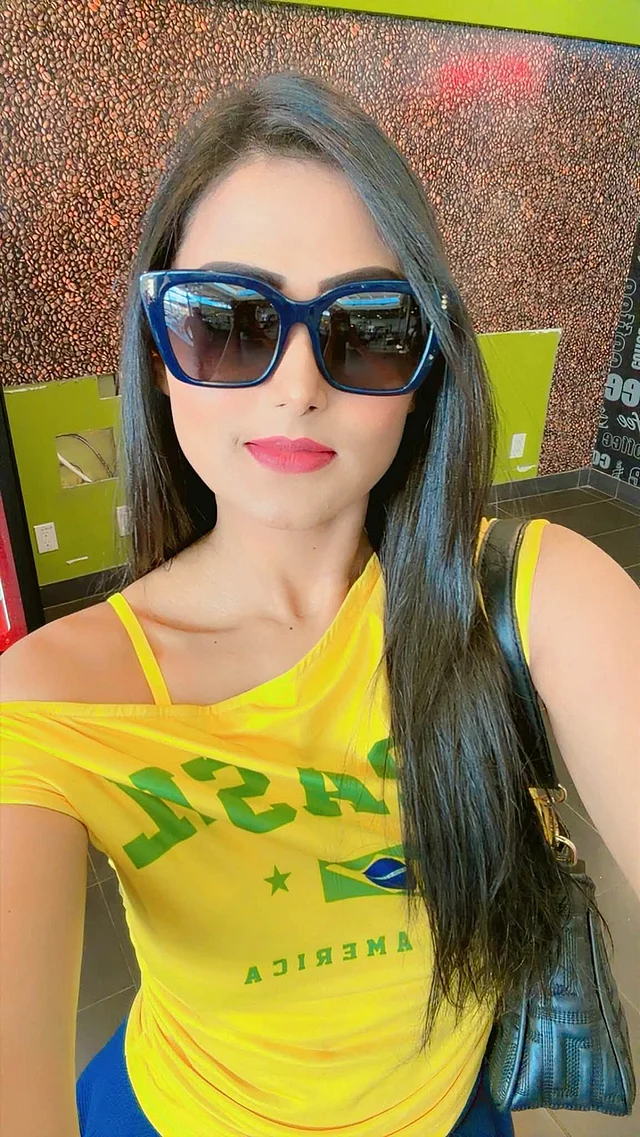 আরেক লুকে তাঁকে দেখা গেছে ব্রাজিলের ট্রেডমার্ক হলুদ রঙের টি-শার্ট ও রোদচশমায় গ্ল্যামারাস সেলফি লুকে 
