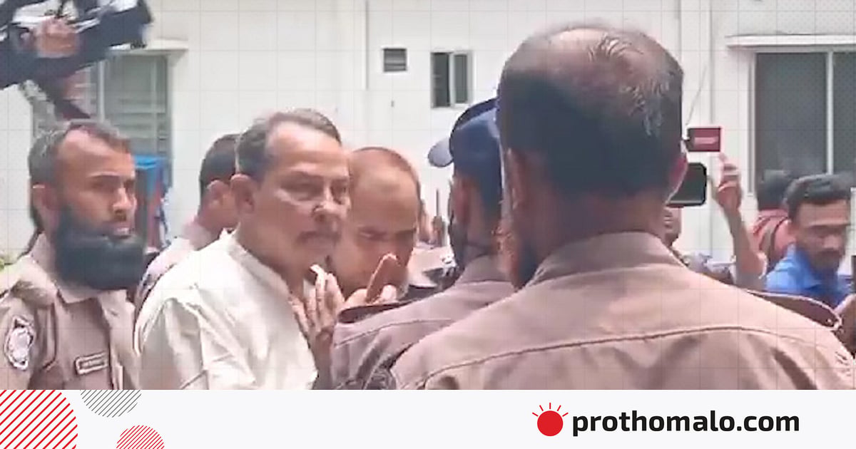 ‘হাত ধরবেন না’, এজলাসে নেওয়ার সময় পুলিশকে ইনু ‘হাত ধরবেন না’, এজলাসে নেওয়ার সময় পুলিশকে ইনু