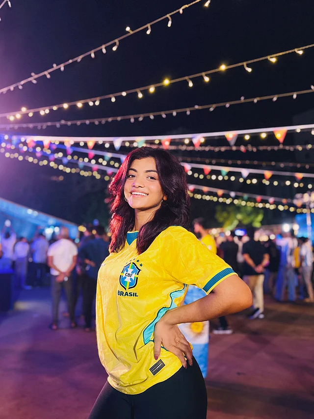 বিশ্বকাপের উচ্ছ্বাসে ব্রাজিলের ঐতিহ্যবাহী হলুদ জার্সি গায়ে ক্যামেরাবন্দী হয়েছেন জনপ্রিয় নৃত্যশিল্পী ও কনটেন্ট ক্রিয়েটর ইরা। ব্যাকগ্রাউন্ডের চমৎকার আলোকসজ্জা আর মিষ্টি হাসির ক্যাজুয়াল লুকটি সেলেসাও সমর্থকদের বিজয়ের আনন্দকে যেন আরও দ্বিগুণ করে তুলেছে 
