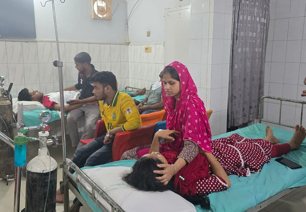 সাভারে একটি পোশাক কারখানায় দুই দিনে অর্ধশত শ্রমিক অসুস্থ, কারণ অজানা