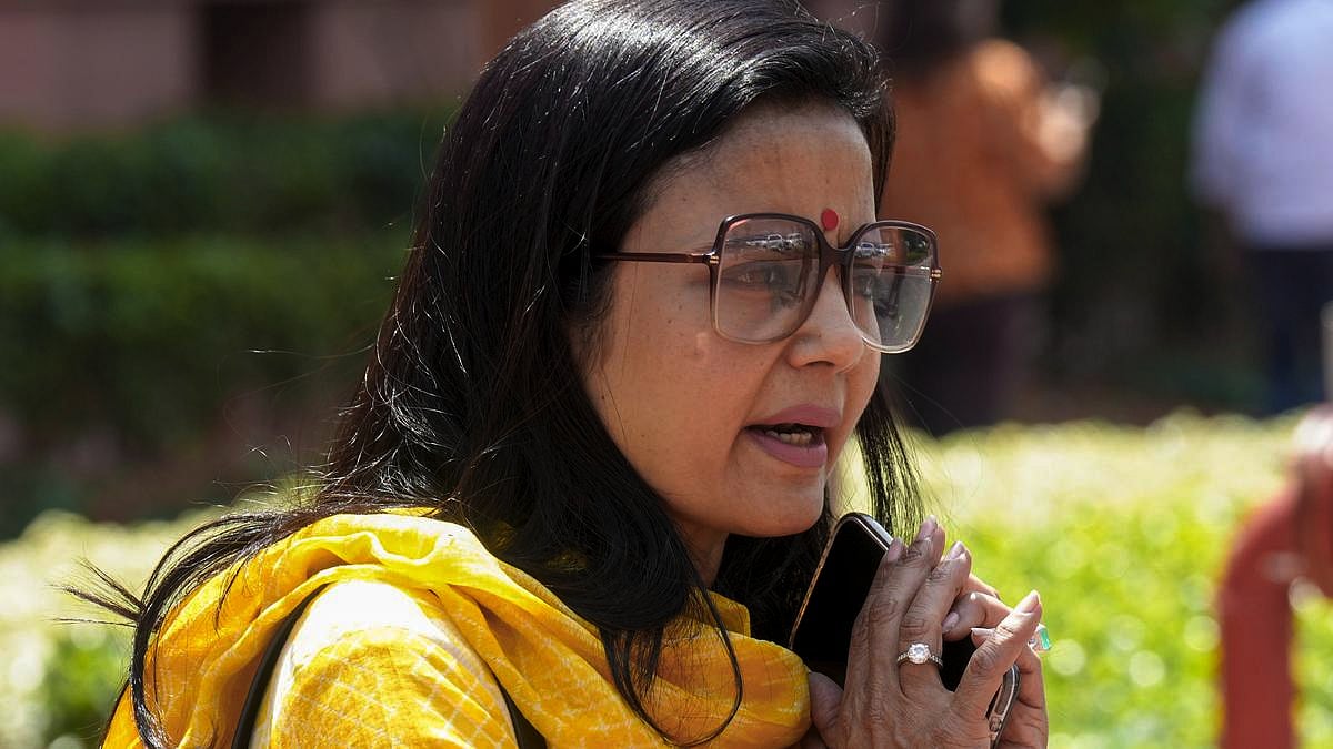 পশ্চিমবঙ্গে তৃণমূলের সংসদ সদস্য মহুয়া মৈত্রের ওপর ডিম ও পাথর নিক্ষেপ