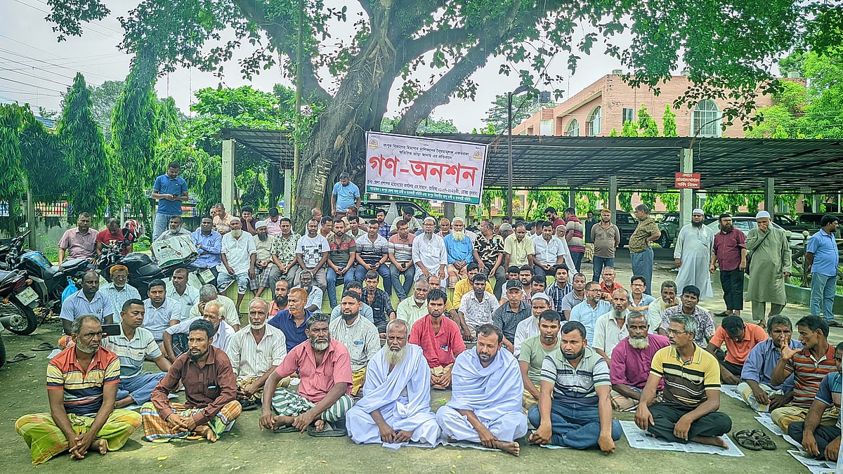 এবার কাফনের কাপড় পরে রংপুরে আলুচাষি ও ব্যবসায়ীদের গণ–অনশন