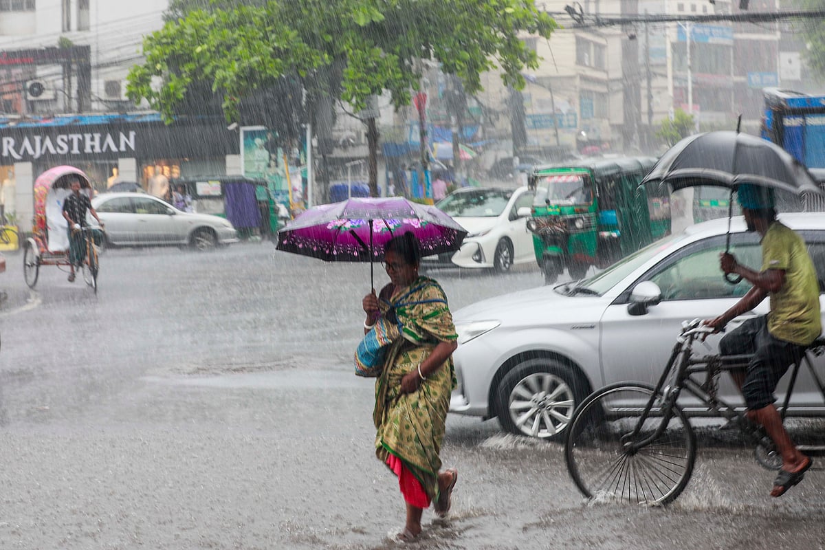 ভ্যাপসা গরমে বৃষ্টিতে স্বস্তি