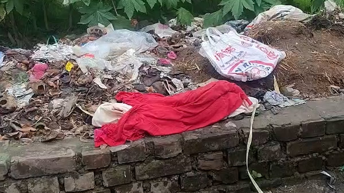 মৃত নবজাতককে দাফনের কথা বলে ভাগাড়ে ফেলে যাওয়ার অভিযোগ