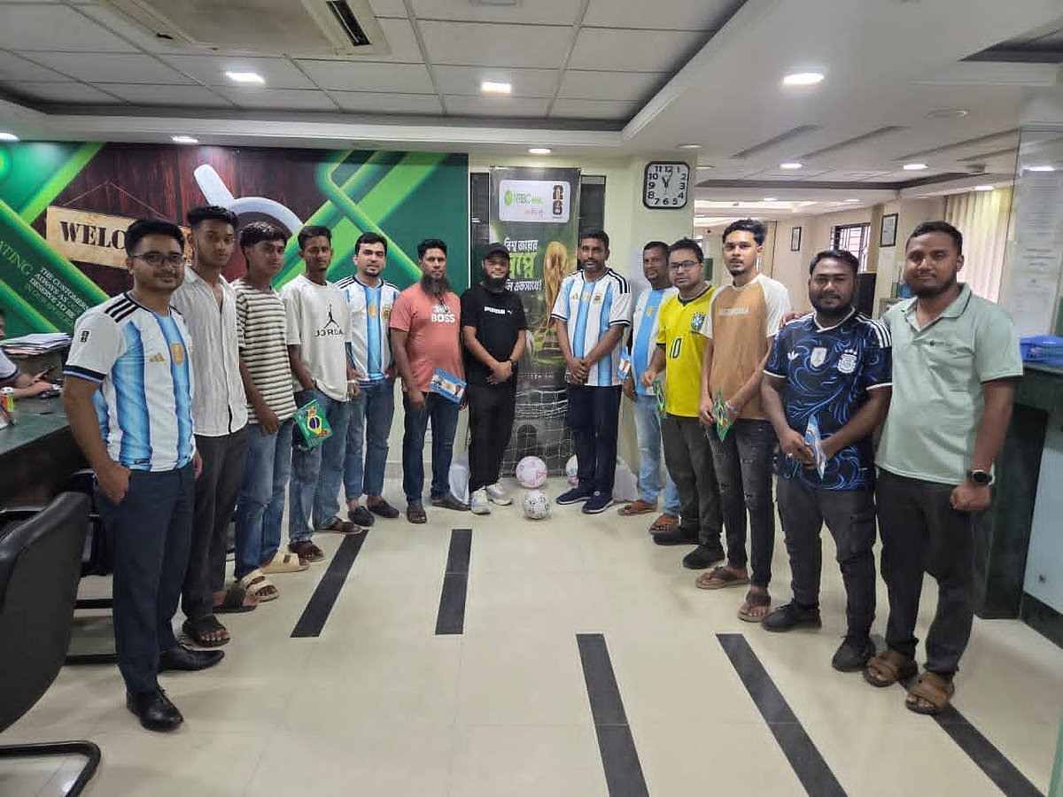 ব্যাংকের ভেতর গোল দিচ্ছেন গ্রাহকেরা, কুইজে জিতে পাচ্ছেন ফুটবল–বাঁশি