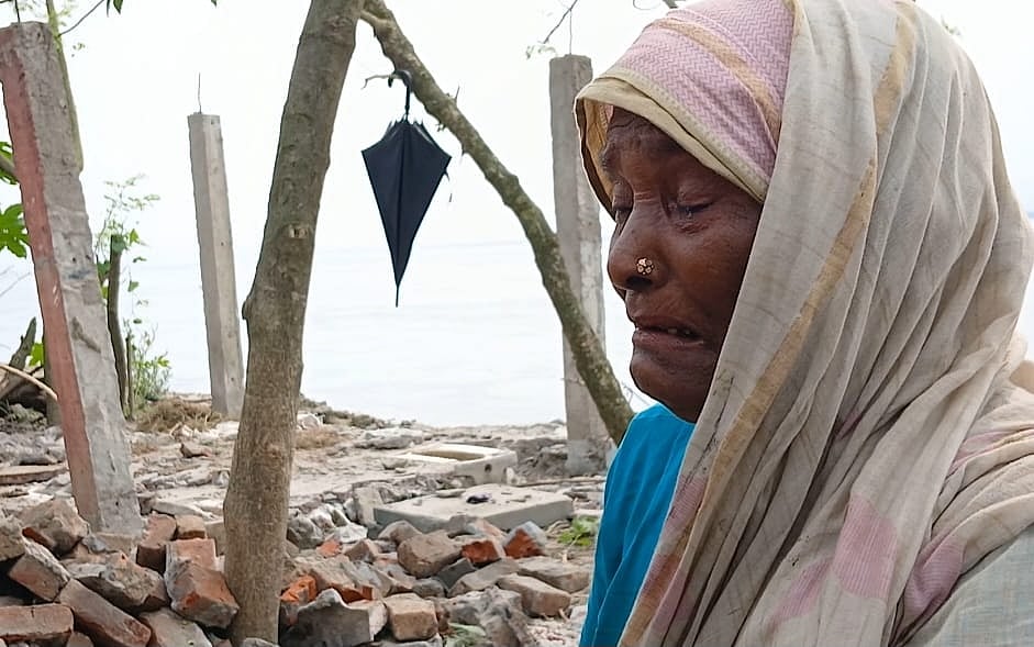 ‘আত্মীয়রা দূর থেইকা ভাত পাঠাইছে, সেই ভাত খাইয়া থাকনের ঘর সরাইতেছি’