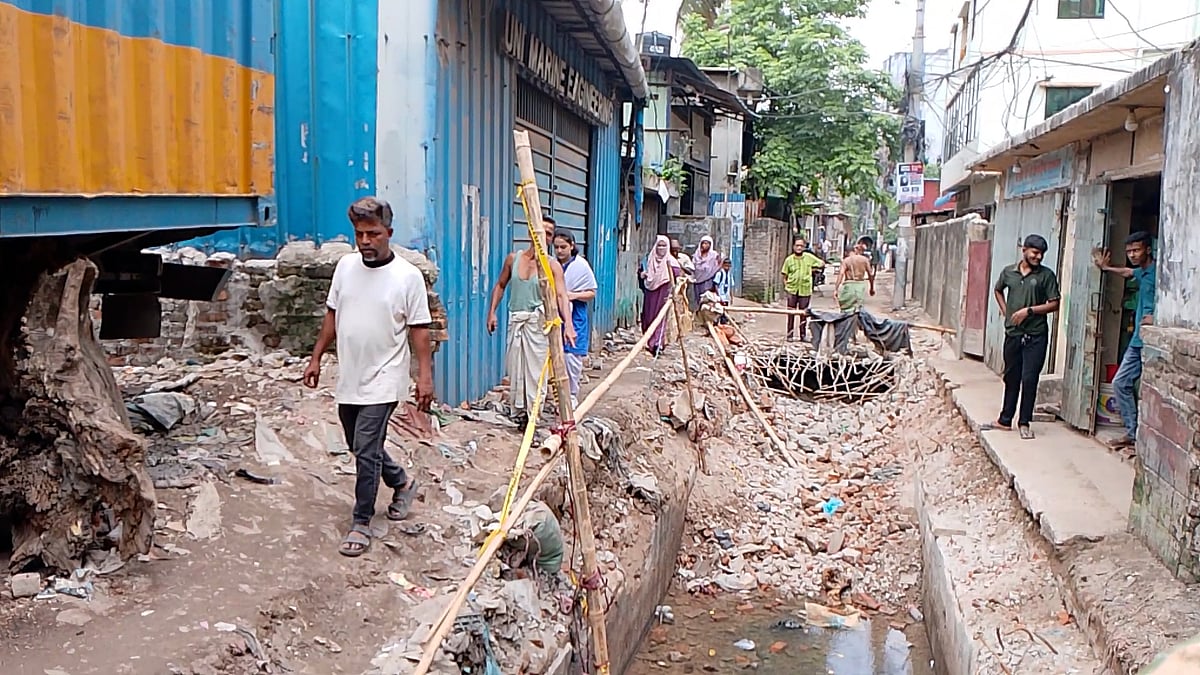 চট্টগ্রামে দুই সংস্থার দ্বন্দ্বে ঝুলে আছে নালার সংস্কার, ঝুঁকিতে পথচারীরা