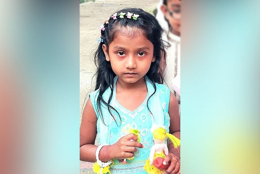 মায়ের হাত ধরে সড়ক পার হচ্ছিল শিশুটি, ছুটতেই বাসচাপায় প্রাণ গেল