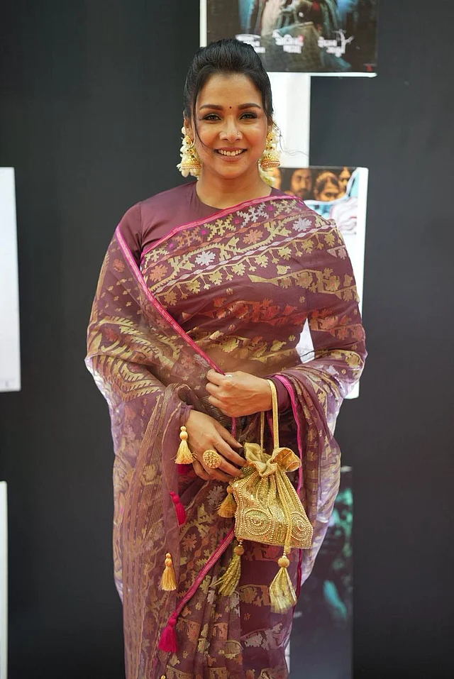 অভিনেত্রী রুনা খান মেরুন-গোল্ড টোনের ঐতিহ্যবাহী জামদানি শাড়িতে দারুণ রাজকীয় লুক হাজির হন রেড কার্পেটে 
