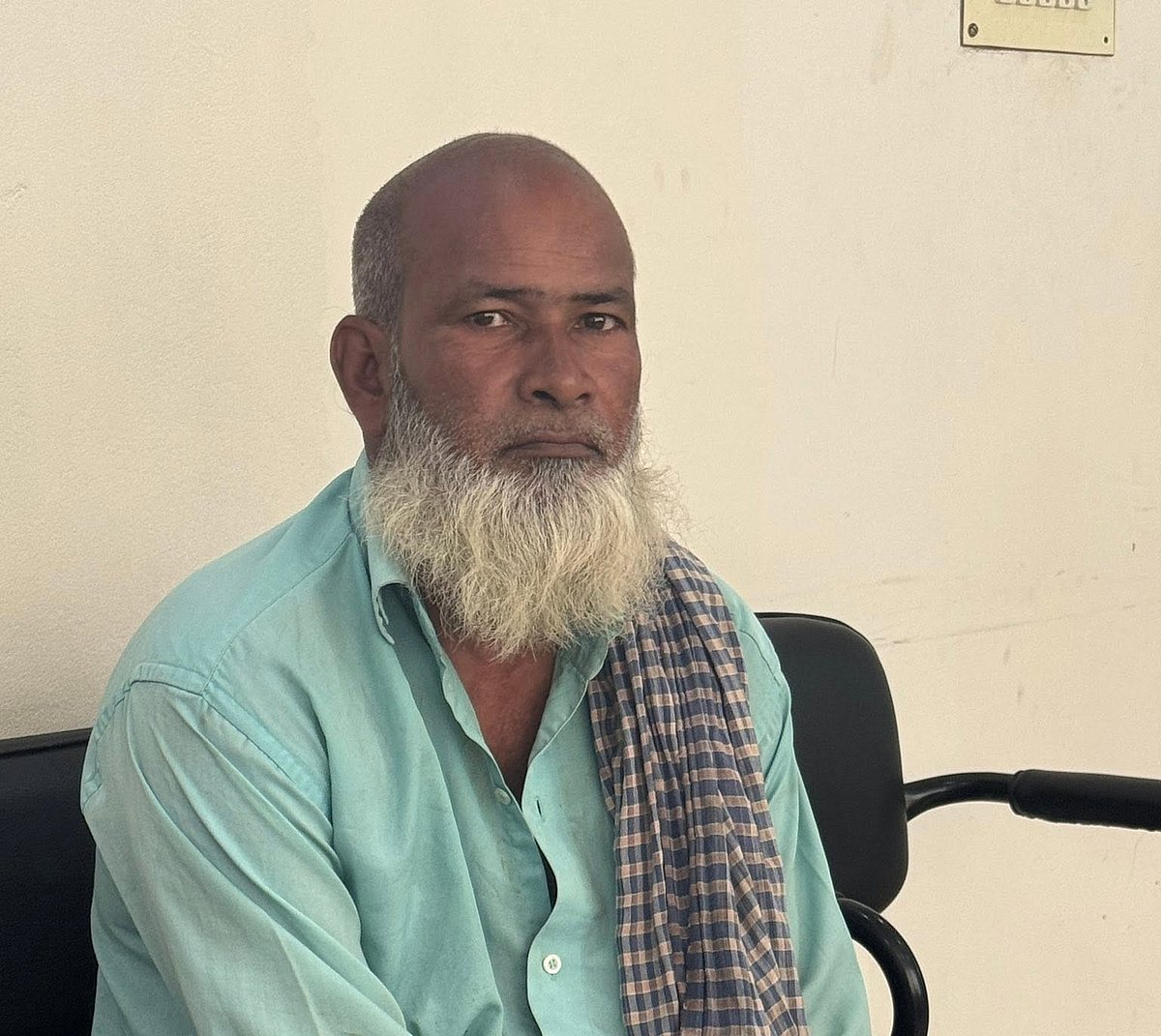 নিজেকে জীবিত প্রমাণ করতে এক যুগ দপ্তরে দপ্তরে ঘুরলেন রিকশাচালক বাদশা