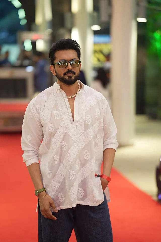 অভিনেতা আফরান নিশো সাদা এমব্রয়ডার্ড কুরতায় হাজির হলেন ক্যাজুয়াল-কুল স্টেটমেন্ট। সানগ্লাস  আর ডার্ক ডেনিমের সঙ্গে সাদা শেল নেকলেস তাঁকে দিয়েছে সহজ অথচ স্টাইলিশ লুক। রেড কার্পেটে মিনিমালিজমের চমৎকার উদাহরণ