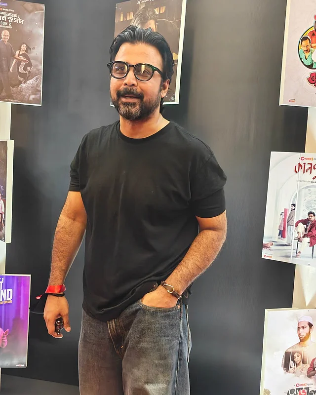 এদিকে অভিনেতা আফরান নিশো বেছে নিয়েছেন একেবারে স্বাচ্ছন্দ্যপূর্ণ ক্যাজুয়াল লুক। কালো টি-শার্ট, ফেইডেড ডেনিম এবং কালো ফ্রেমের চশমায় ছিল সহজ অথচ আত্মবিশ্বাসী উপস্থিতি। কোনো বাড়তি আয়োজন ছাড়াই মিনিমাল স্টাইলে নজর কেড়েছেন এই অভিনেতা।