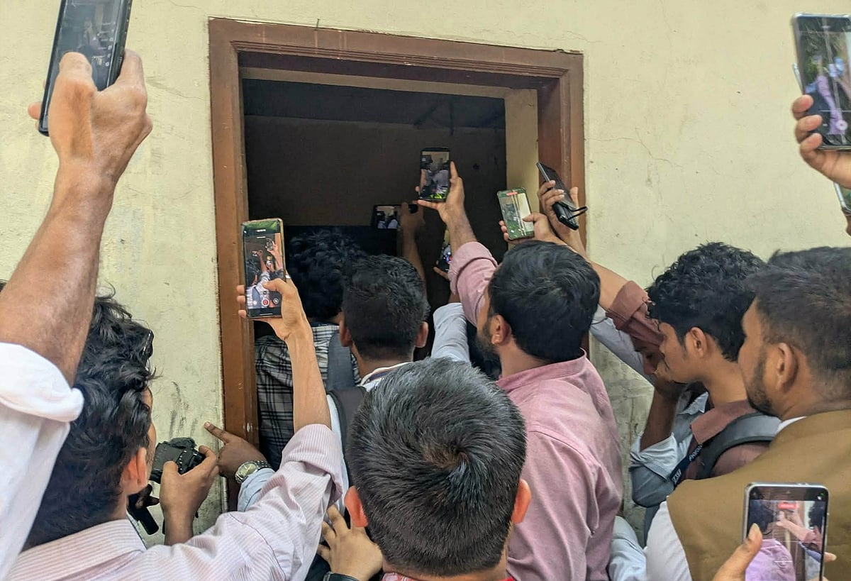 ভোটকেন্দ্রের দরজায় তালা দেওয়াকে কেন্দ্র করে উত্তেজনা