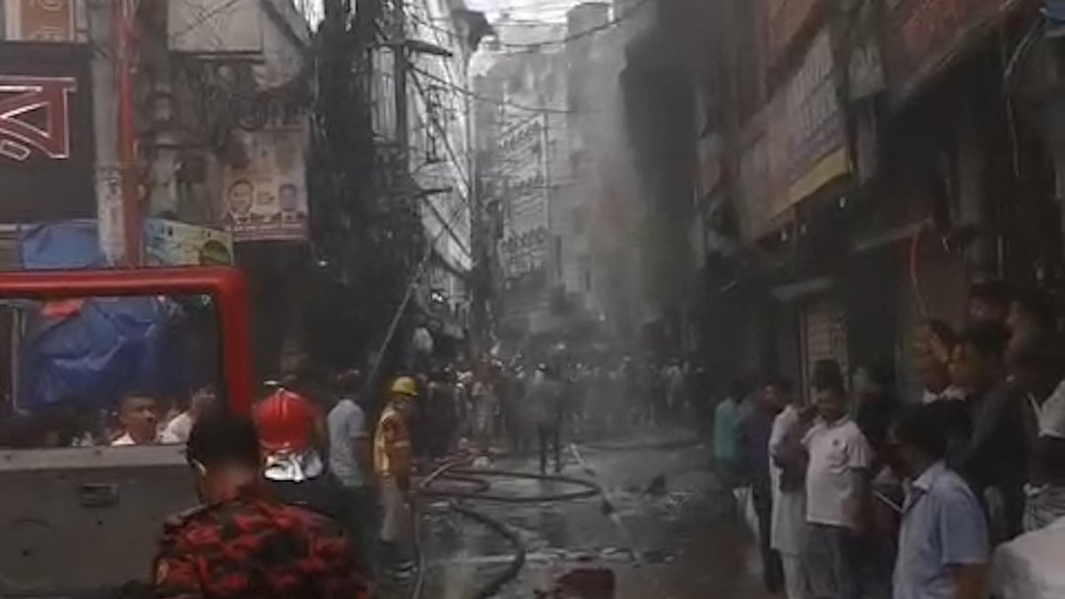 চকবাজারে আশিক টাওয়ারে আগুন, ছয় ইউনিটের চেষ্টায় নিয়ন্ত্রণে