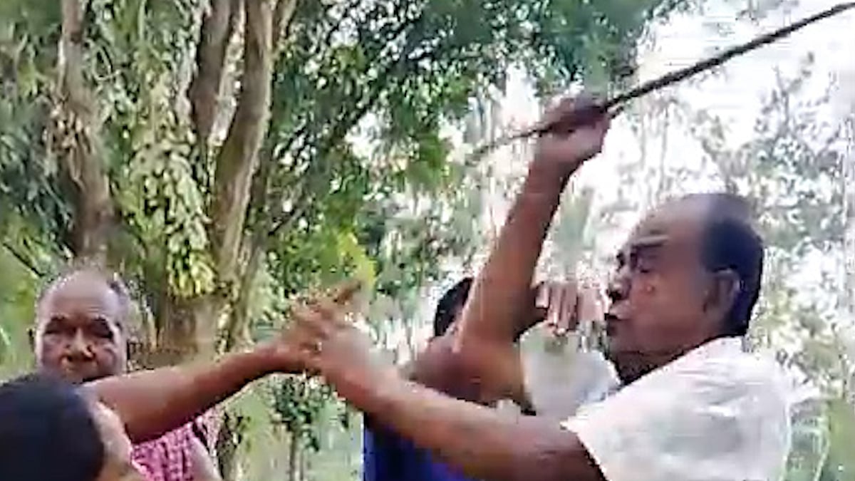ইউপি চেয়ারম্যান পেটালেন নারীসহ কয়েকজনকে, ভিডিও ভাইরাল