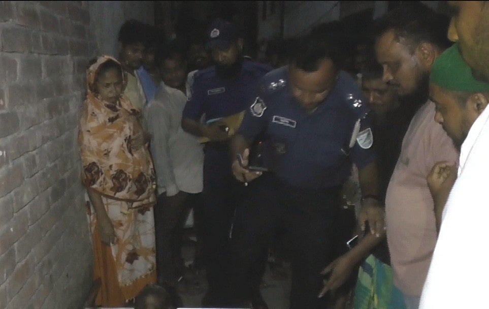 নারায়ণগঞ্জের পশ্চিম মাসদাইর এলাকায় ছিনতাইকারী সন্দেহে বাসা থেকে ধরে নিয়ে সিজান নামের এক যুবককে পিটিয়ে হত্যা করা হয়েছে। শনিবার রাতে ঘটনাস্থলে উত্তেজিত লোকজনের ভিড়