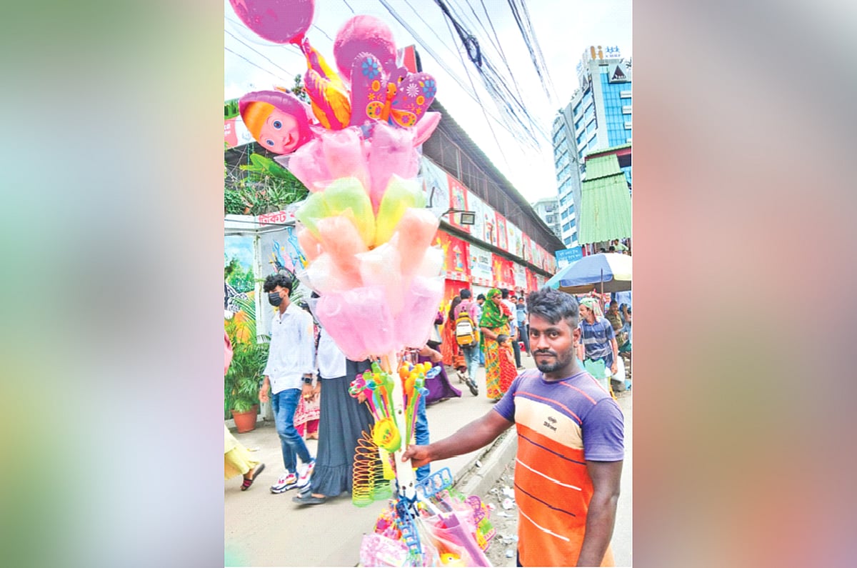 রাস্তার ধারের এই বিক্রেতাদের দিন কাটছে কীভাবে
