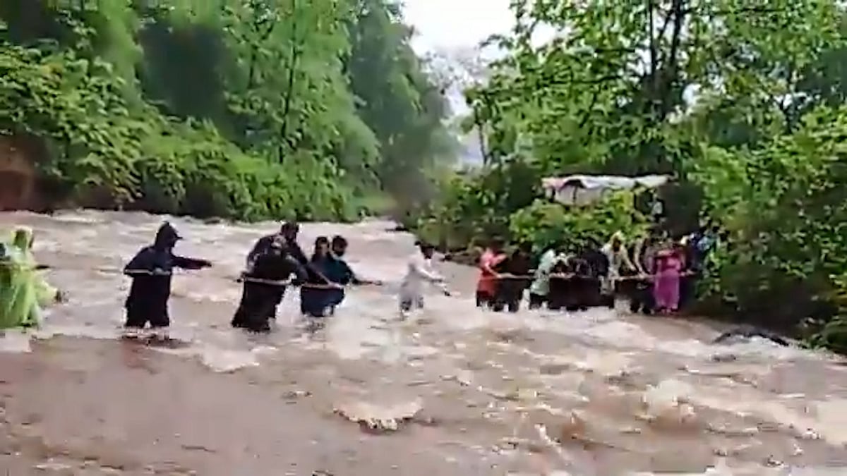 ভারতে বন্যায় আটকে পড়েছেন শতাধিক পর্যটক, মহাসড়কে যান চলাচল বন্ধ
