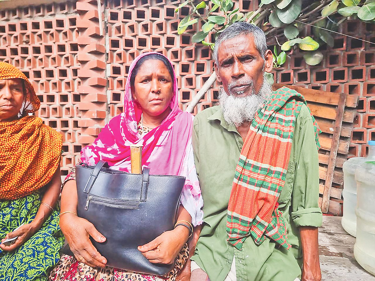 চার দিন ধরে সকাল থেকে দুপুর পর্যন্ত অপেক্ষা করেও কাজ পাননি রাশিদা