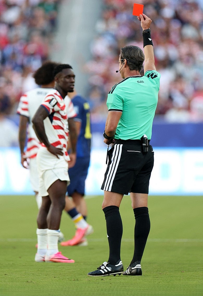 লাল কার্ড, ট্রাম্পের ফোনের পর আলোচনার কেন্দ্রে কে এই আমেরিকান ফুটবলার?