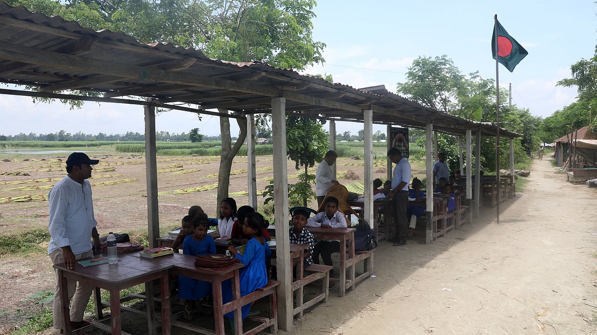 ১৯১৯ সালে প্রতিষ্ঠিত চকরতিনাথ সরকারি প্রাথমিক বিদ্যালয়ের টিনশেড ভবনও যমুনার গর্ভে বিলীন হয়েছে। ফলে বন্যা নিয়ন্ত্রণ বাঁধের ওপর অস্থায়ী ছাপরায় চলছে পাঠদান