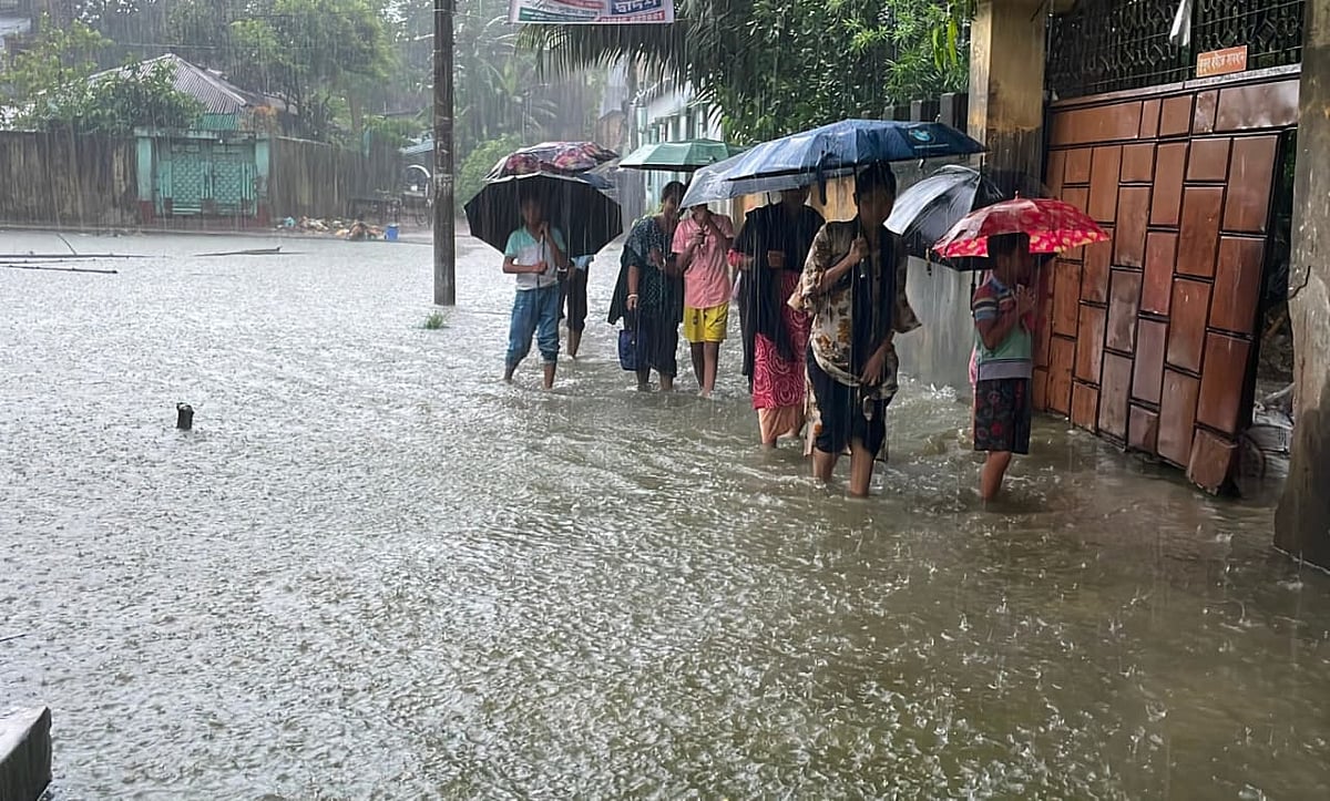 চট্টগ্রামে বৃষ্টির দাপটে অচল জনজীবন