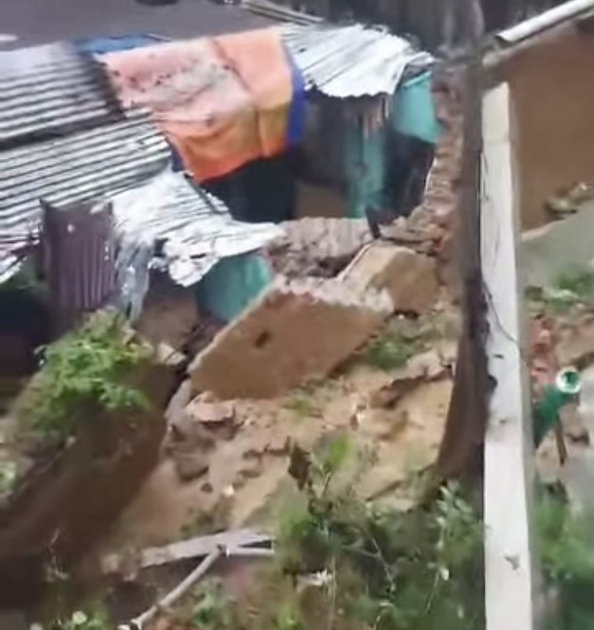 দুপুরের খাবার খাচ্ছিলেন সফিকুল, হঠাৎ দেয়ালধসে প্রাণ গেল