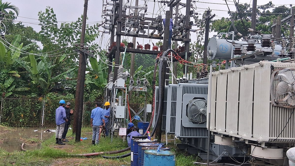 বরগুনায় পল্লী বিদ্যুতের এক উপকেন্দ্রে আগুন, বিদ্যুৎহীন ৬৭ হাজার গ্রাহক