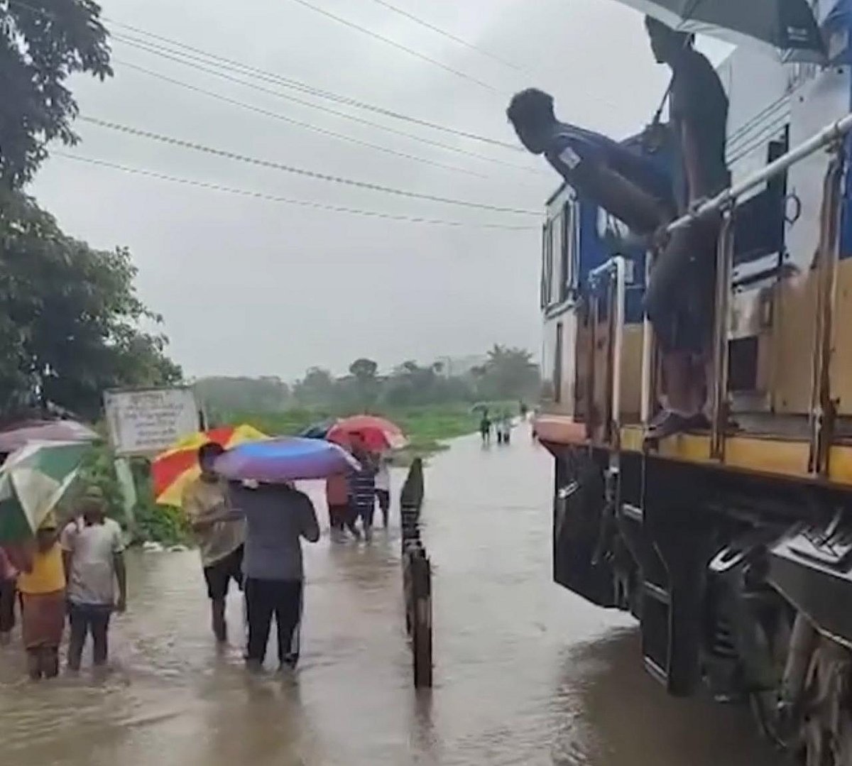 পানির নিচে রেললাইন, এক হাজার যাত্রী নিয়ে চট্টগ্রামে আটকে আছে পর্যটক এক্সপ্রেস