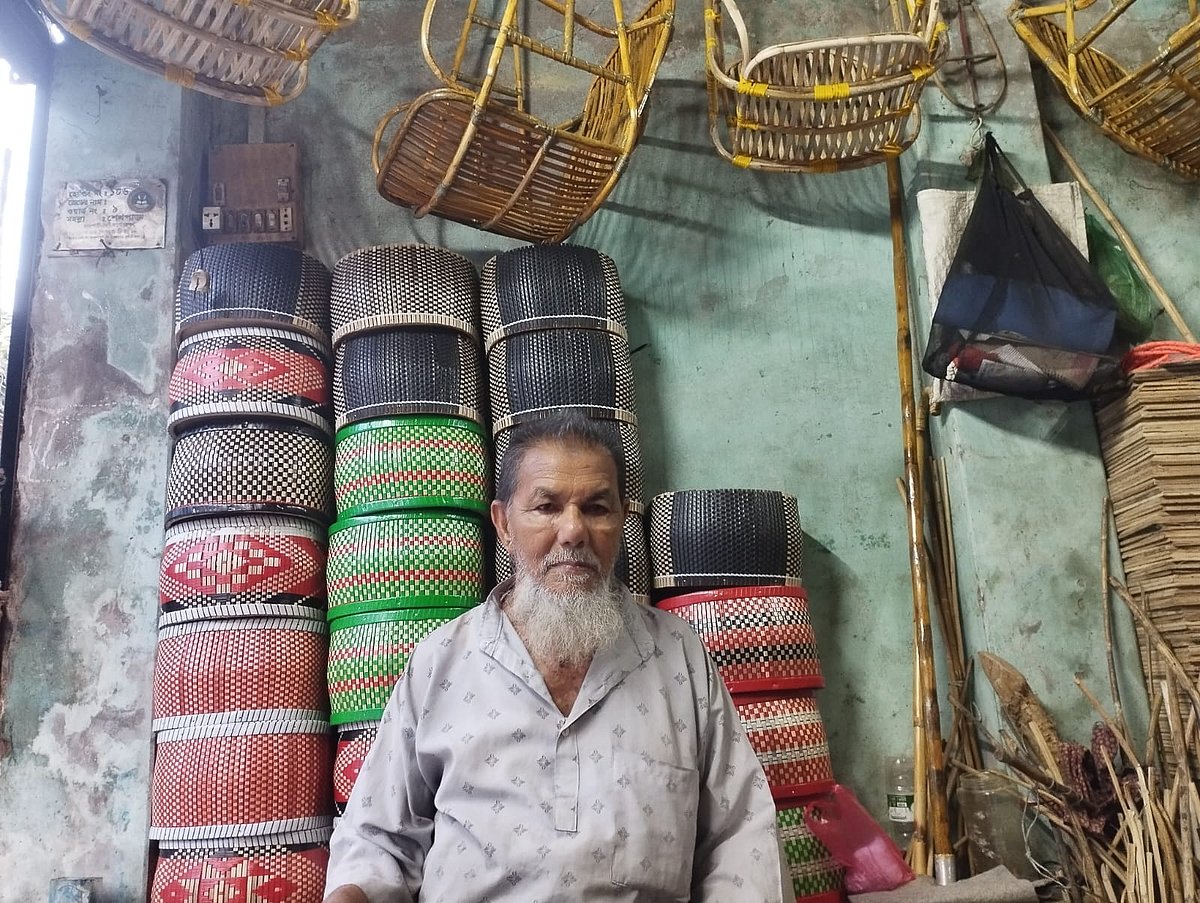 ৭০ বছর ধরে রাজশাহীর বেতশিল্প আঁকড়ে আছেন ফরিদুর, উত্তরসূরি না পেয়ে হতাশা