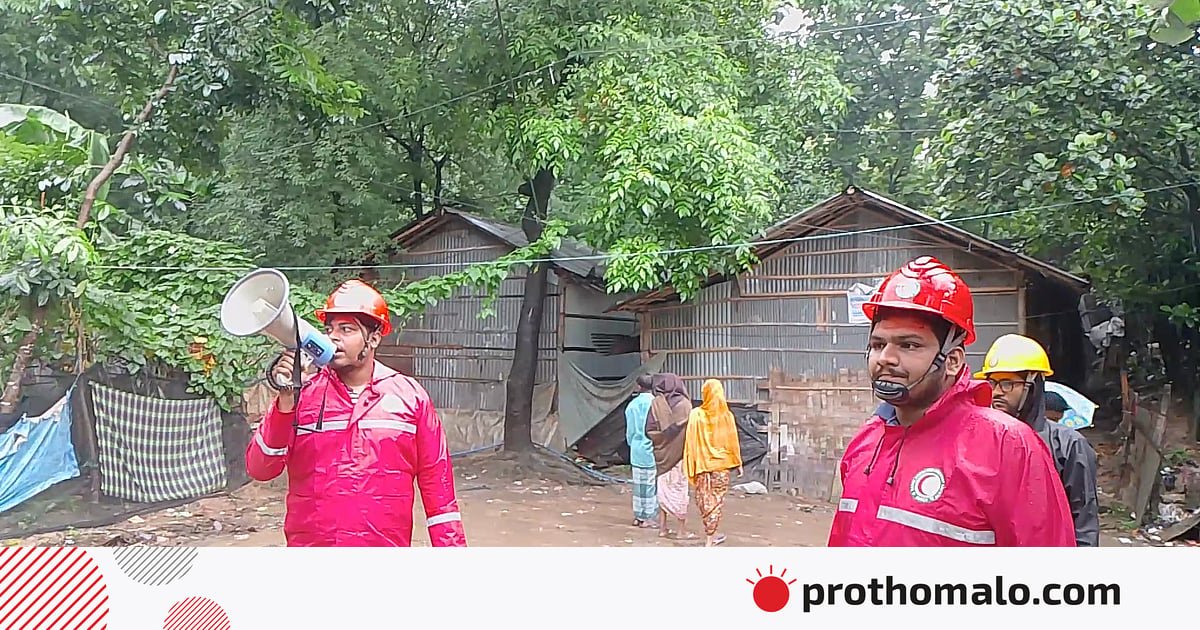 চট্টগ্রামে পাহাড়ধসের শঙ্কা, মাইকিং করলেও সরছেন না ঝুঁকিপূর্ণ বাসিন্দারা চট্টগ্রামে পাহাড়ধসের শঙ্কা, মাইকিং করলেও সরছেন না ঝুঁকিপূর্ণ বাসিন্দারা