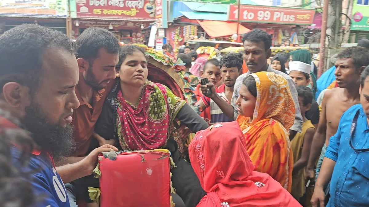 শ্রীপুরে পোশাক কারখানায় হঠাৎ অর্ধশতাধিক শ্রমিক অসুস্থ, ছুটি ঘোষণা