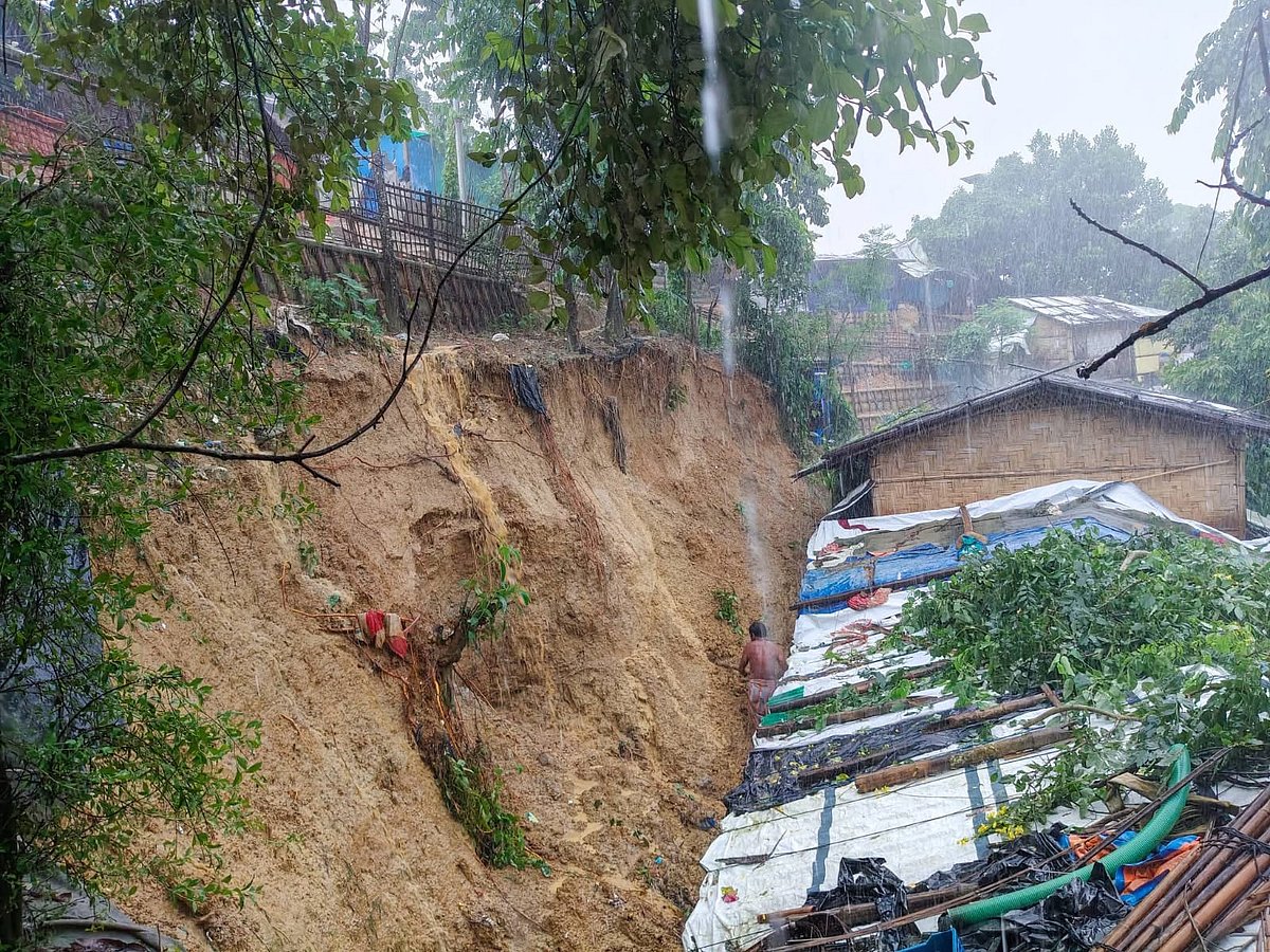 কেটে ফেলা পাহাড়ের পাদদেশে বেড়ার ঘর, ধসের আতঙ্ক নিয়ে সেখানেই থাকছেন বাসিন্দারা