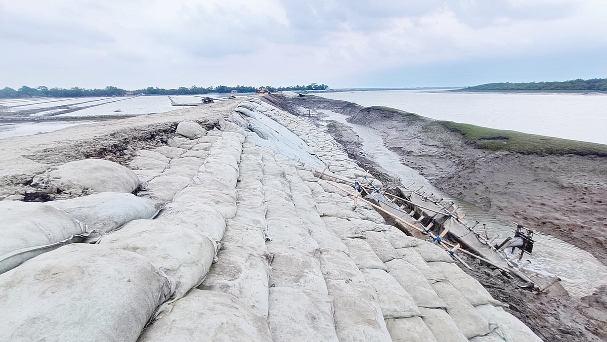 খুলনার কয়রায় একদিকে সংস্কার, অন্যদিকে বাঁধ কর্তন