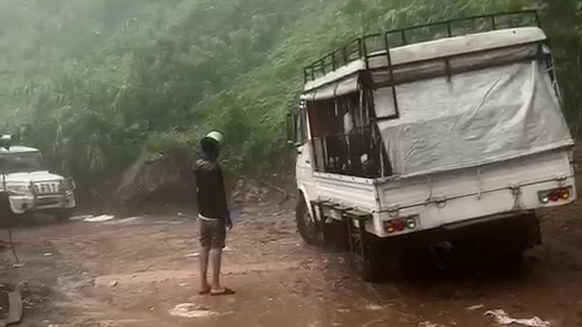 পাহাড়ি ঢলে বিচ্ছিন্ন সাজেক, আটকা ৪৫০ পর্যটক