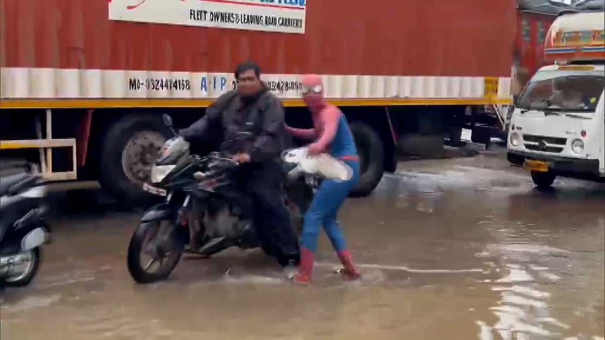 নোংরা পানিতে নেমে মানুষকে সাহায্য করছেন ভারতের ‘স্পাইডার–ম্যান’, কে এই তরুণ?