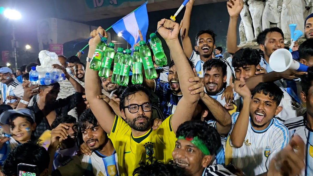 আর্জেন্টিনার জয়ে টিএসসিতে ব্রাজিল সমর্থকের হাতে ‘সেভেনআপ’ ধরিয়ে দিলেন