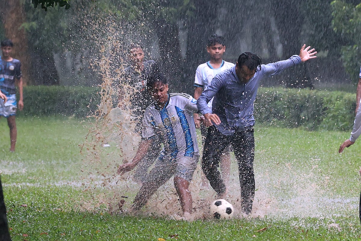 বৃষ্টিস্নাত ঢাকার নানা চিত্র
