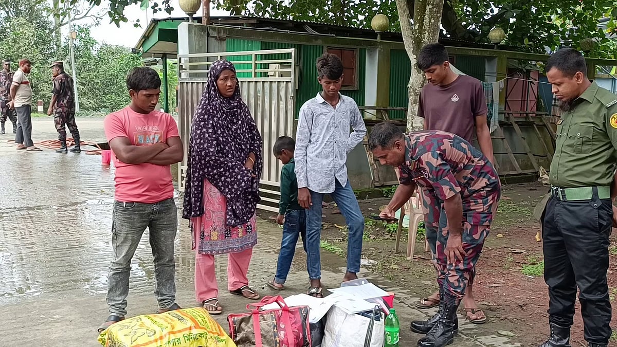 বিএসএফের ঠেলে পাঠানো ৪ জনকে এক বছর পর ভারতের কাছে হস্তান্তর