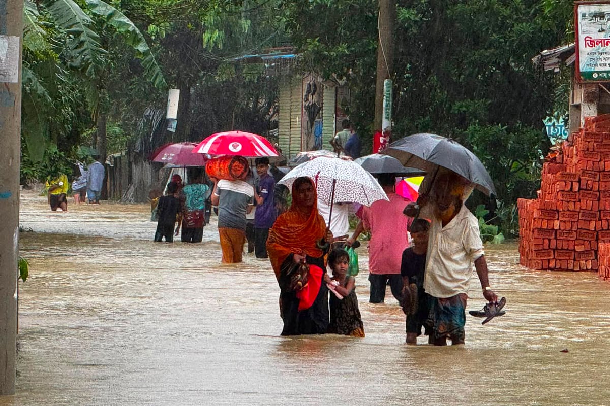 খাটের ওপর পুরো পরিবার, সবার অলক্ষে৵ ঢলের পানিতে পড়ে গেল শিশুটি
