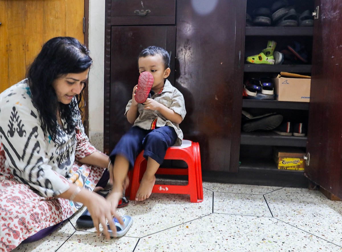 শিশু কেন জুতা-স্যান্ডেল মুখে দেয়, এটি কি কোনো রোগের লক্ষণ